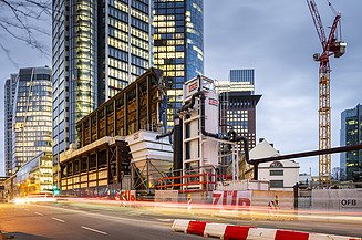 Bauwasserreinigung Frankfurter Innenstadt Foto einer Bauwasserreinigunganlage mit der Frankfurter Skyline im Hintergund
